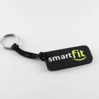 Chaveiro Emborrachado Gravação em Alto relevo com a logo do cliente.  Desenvolvimento de formato e marca específica. Acabamento em cordão de nylon e argola (ou em corrente metálica e argola). Faça seu orçamento.