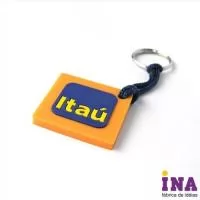 Chaveiro Emborrachado Gravação em Alto relevo com a logo do cliente.  Desenvolvimento de formato e marca específica. Acabamento em cordão de nylon e argola (ou em corrente metálica e argola). Faça seu orçamento.