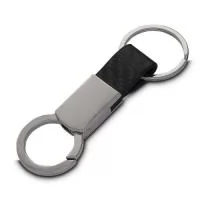 Chaveiro sofisticado produzido em liga de zinco, ferro e alumínio, garantindo durabilidade e acabamento refinado. Ideal para brindes corporativos e eventos especiais, acompanha estojo elegante, proporcionando uma apresentação premium.  Um brinde exclusivo e sofisticado da Youdu Brindes, perfeito para destacar sua marca com estilo.