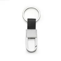 Chaveiro metal mosquetão(sem trava) com alça de couro sintético. Possui chapa frontal quadrada em inox e verso brilhante.