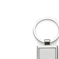 Chaveiro de metal retangular com chapa central, verso liso.
