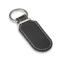 Chaveiro minimalista confeccionado em couro sintético, com acabamento clean e sofisticado. Frente e verso lisos, ideal para personalização com logotipos ou nomes. Acompanha argola metálica resistente para manter suas chaves organizadas com estilo. Leve e funcional, é a escolha ideal tanto para uso diário quanto para brindes promocionais de bom gosto.  Altura: 11 cm  Largura: 3,5 cm  Espessura: 1,2 cm  Área para gravação: 5 cm x 2 cm  Peso aproximado: 16 g