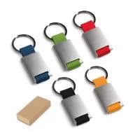 Chaveiro em metal e em webbing. Fornecido em caixa presente de papel kraft reciclado. 28 x 60 x 6 mm