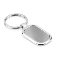 Chaveiro em metal. Fornecido em caixa presente de papel kraft reciclado. 30 x 54 x 4 mm