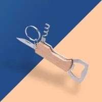 Chaveiro multifunções com estrutura em madeira e aço inox, possui três utilidades em um só acessório: um abridor de garrafas, um saca-rolhas e um canivete.