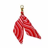Lenço chaveiro de 15x5 cm, em tecido com toque de seda e mosquetão dourado. Um brinde compacto com a estampa da sua marca para eventos, lançamentos e presentes corporativos. Valor unitário de R$ 39,00 na faixa de 21 a 40 unidades. A faixa de preço considera o total de peças do pedido, sem contar embalagens. O mínimo de produção é de 10 unidades por mesma estampa, modelo e tamanho. Envie sua arte ou referências e receba uma prévia digital gratuita para aprovação antes da produção. Frete calculado à parte.