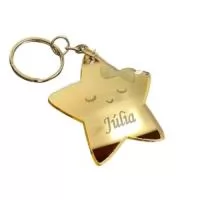 **Sobre o Produto**  O **Chaveiro de Acrílico Espelhado Personalizado com Recorte Especial** é um brinde moderno e versátil, produzido conforme o formato desejado, ideal para empresas, eventos, marcas e ações promocionais.  Fabricado em **acrílico espelhado de 2mm**, permite criação em diversos formatos, desde que respeitando o limite máximo de **4x4 cm**.  **Destaques do Produto**  * Recorte especial personalizado * Produção em diversos formatos * Acrílico espelhado de 2mm * Disponível em diversas cores * Acabamento moderno e diferenciado  **Personalização** A gravação pode ser realizada a laser. Para personalização em **UV Digital**, há um acréscimo de R$ 0,25 por peça, sem limite de cores.  **Especificações Técnicas**  * Tamanho padrão: 4x4 cm * Material: Acrílico espelhado 2mm * Formato: Recorte especial conforme arte * Personalização: Gravação a laser ou impressão UV  **Prazo de Produção**  O prazo de produção e envio inicia somente após a aprovação final do layout.  **Informações