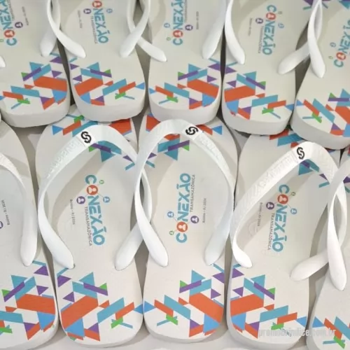 Chinelo personalizado - Havaianas Personalizadas  Transforme um clássico em algo único! Nossas Havaianas personalizadas recebem estampas exclusivas em transfer na sola, perfeitas para presentes, eventos, empresas ou para expressar seu estilo. Conforto, qualidade e personalização em um só produto. ?????Etiquetas personalizadas são cobradas a parte.