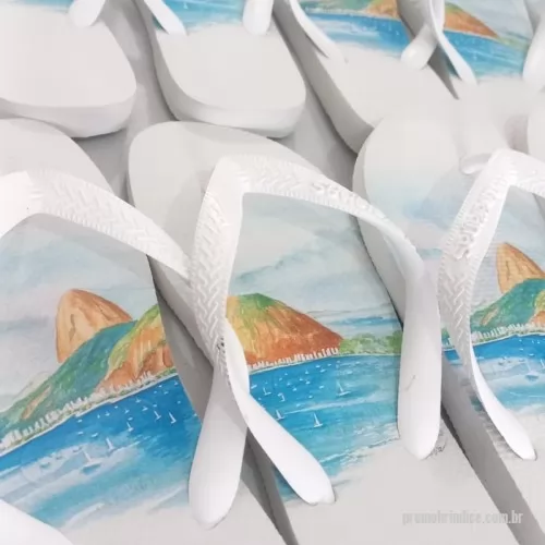 Chinelo personalizado - Havaianas Personalizadas  Transforme um clássico em algo único! Nossas Havaianas personalizadas recebem estampas exclusivas na sola, perfeitas para presentes, eventos, empresas ou para expressar seu estilo. Conforto, qualidade e personalização em um só produto. 