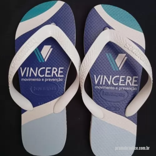 Chinelo personalizado - Havaianas Personalizadas  Transforme um clássico em algo único! Nossas Havaianas personalizadas recebem estampas exclusivas na sola, perfeitas para presentes, eventos, empresas ou para expressar seu estilo. Conforto, qualidade e personalização em um só produto. 