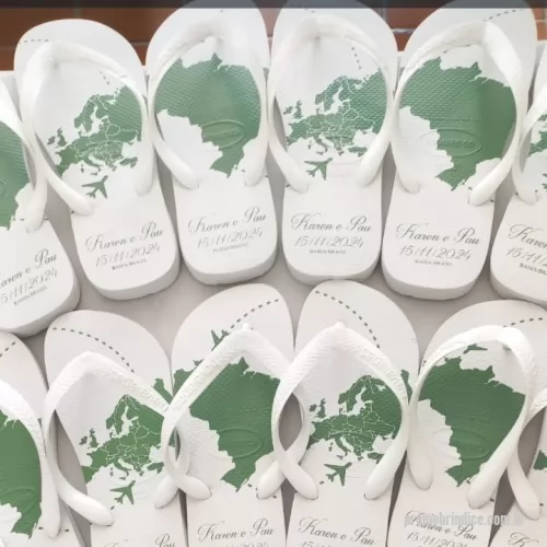 Chinelo personalizado - Personalize seus passos, marque sua história! Nossas Havaianas personalizadas recebem estampas exclusivas  na sola, perfeitas para casamentos, eventos corporativos ou para expressar seu estilo. Conforto, qualidade e personalização em um só produto! Etiquetas emborrachadas nas correias são cobradas a parte.