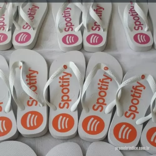 Chinelo personalizado - Personalize seus passos, marque sua história! Nossas Havaianas personalizadas recebem estampas exclusivas  na sola, perfeitas para casamentos, eventos corporativos ou para expressar seu estilo. Conforto, qualidade e personalização em um só produto!