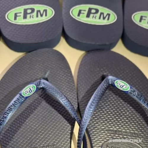 Chinelo personalizado - Personalize seus passos, marque sua história! Nossas Havaianas personalizadas recebem estampas exclusivas  na sola, perfeitas para casamentos, eventos corporativos ou para expressar seu estilo. Conforto, qualidade e personalização em um só produto! Etiquetas emborrachadas nas correias são cobradas a parte.