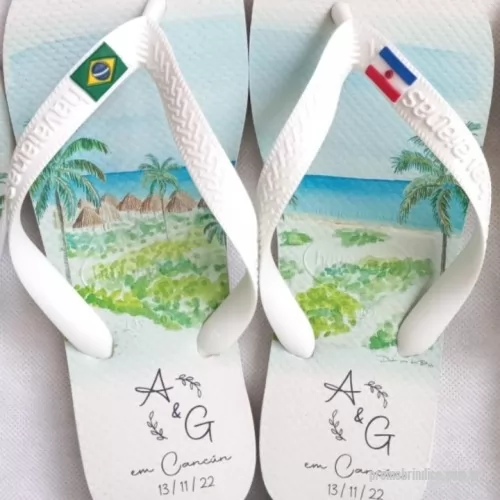 Chinelo personalizado - Personalize seus passos, marque sua história! Nossas Havaianas personalizadas recebem estampas exclusivas  na sola, perfeitas para casamentos, eventos corporativos ou para expressar seu estilo. Conforto, qualidade e personalização em um só produto! Etiquetas emborrachadas nas correias são cobradas a parte.