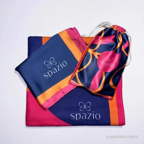 Chinelo personalizado - Fabricação própria. Chinelo com estampa sem limite de cores, nos modelos slim ou tradicional. Também personalizamos Havaianas originais, a partir de 100 pares. Para ações de verão, eventos de praia, hotéis e kits de boas-vindas. Pedido mínimo: 30 pares. Arte criada pelo nosso estúdio, sem custo no pedido fechado. Fábrica própria no Rio de Janeiro e envio para todo o Brasil. Prazo a partir de 15 dias úteis após a aprovação da arte e o pagamento.