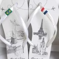Personalize seus passos, marque sua história! Nossas Havaianas personalizadas recebem estampas exclusivas  na sola, perfeitas para casamentos, eventos corporativos ou para expressar seu estilo. Conforto, qualidade e personalização em um só produto!