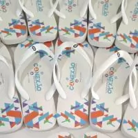 Personalize seus passos, marque sua história! Nossas Havaianas personalizadas recebem estampas exclusivas  na sola, perfeitas para casamentos, eventos corporativos ou para expressar seu estilo. Conforto, qualidade e personalização em um só produto!