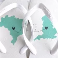 Personalize seus passos, marque sua história! Nossas Havaianas personalizadas recebem estampas exclusivas  na sola, perfeitas para casamentos, eventos corporativos ou para expressar seu estilo. Conforto, qualidade e personalização em um só produto!
