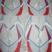 Personalize seus passos, marque sua história! Nossas Havaianas personalizadas recebem estampas exclusivas  na sola, perfeitas para casamentos, eventos corporativos ou para expressar seu estilo. Conforto, qualidade e personalização em um só produto! Etiquetas emborrachadas nas correias são cobradas a parte.