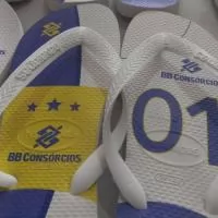 Havaianas Personalizadas  Transforme um clássico em algo único! Nossas Havaianas personalizadas recebem estampas exclusivas em transfer na sola, perfeitas para presentes, eventos, empresas ou para expressar seu estilo. Conforto, qualidade e personalização em um só produto. ?????