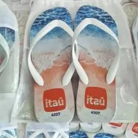 Personalize seus passos, marque sua história! Nossas Havaianas personalizadas recebem estampas exclusivas  na sola, perfeitas para casamentos, eventos corporativos ou para expressar seu estilo. Conforto, qualidade e personalização em um só produto!