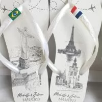 Personalize seus passos, marque sua história! Nossas Havaianas personalizadas recebem estampas exclusivas  na sola, perfeitas para casamentos, eventos corporativos ou para expressar seu estilo. Conforto, qualidade e personalização em um só produto! Etiquetas emborrachadas nas correias são cobradas a parte.