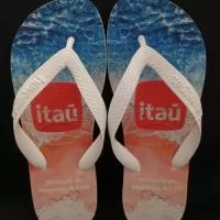 Personalize seus passos, marque sua história! Nossas Havaianas personalizadas recebem estampas exclusivas  na sola, perfeitas para casamentos, eventos corporativos ou para expressar seu estilo. Conforto, qualidade e personalização em um só produto! Etiquetas emborrachadas nas correias são cobradas a parte.
