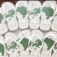 Personalize seus passos, marque sua história! Nossas Havaianas personalizadas recebem estampas exclusivas  na sola, perfeitas para casamentos, eventos corporativos ou para expressar seu estilo. Conforto, qualidade e personalização em um só produto! Etiquetas emborrachadas nas correias são cobradas a parte.