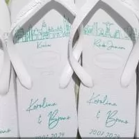 Personalize seus passos, marque sua história! Nossas Havaianas personalizadas recebem estampas exclusivas  na sola, perfeitas para casamentos, eventos corporativos ou para expressar seu estilo. Conforto, qualidade e personalização em um só produto!