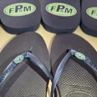 Personalize seus passos, marque sua história! Nossas Havaianas personalizadas recebem estampas exclusivas  na sola, perfeitas para casamentos, eventos corporativos ou para expressar seu estilo. Conforto, qualidade e personalização em um só produto! Etiquetas emborrachadas nas correias são cobradas a parte.