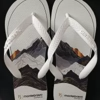 Personalize seus passos, marque sua história! Nossas Havaianas personalizadas recebem estampas exclusivas  na sola, perfeitas para casamentos, eventos corporativos ou para expressar seu estilo. Conforto, qualidade e personalização em um só produto! Etiquetas emborrachadas nas correias são cobradas a parte.