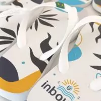 Transforme um clássico em algo único! Nossas Havaianas personalizadas recebem estampas exclusivas na sola, perfeitas para presentes, eventos, empresas ou para expressar seu estilo. Conforto, qualidade e personalização em um só produto!