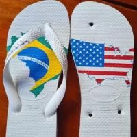 Personalize seus passos, marque sua história! Nossas Havaianas personalizadas recebem estampas exclusivas  na sola, perfeitas para casamentos, eventos corporativos ou para expressar seu estilo. Conforto, qualidade e personalização em um só produto! Etiquetas emborrachadas nas correias são cobradas a parte.