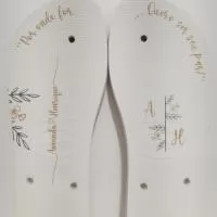 Personalize seus passos, marque sua história! Nossas Havaianas personalizadas recebem estampas exclusivas  na sola, perfeitas para casamentos, eventos corporativos ou para expressar seu estilo. Conforto, qualidade e personalização em um só produto! Etiquetas emborrachadas nas correias são cobradas a parte.