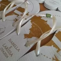 Personalize seus passos, marque sua história! Nossas Havaianas personalizadas recebem estampas exclusivas  na sola, perfeitas para casamentos, eventos corporativos ou para expressar seu estilo. Conforto, qualidade e personalização em um só produto! Etiquetas emborrachadas nas correias são cobradas a parte.