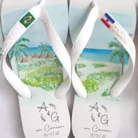Personalize seus passos, marque sua história! Nossas Havaianas personalizadas recebem estampas exclusivas  na sola, perfeitas para casamentos, eventos corporativos ou para expressar seu estilo. Conforto, qualidade e personalização em um só produto! Etiquetas emborrachadas nas correias são cobradas a parte.