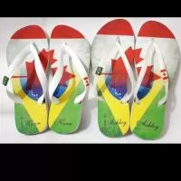 Personalize seus passos, marque sua história! Nossas Havaianas personalizadas recebem estampas exclusivas  na sola, perfeitas para casamentos, eventos corporativos ou para expressar seu estilo. Conforto, qualidade e personalização em um só produto! Etiquetas emborrachadas nas correias são cobradas a parte.
