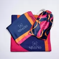 Fabricação própria. Chinelo com estampa sem limite de cores, nos modelos slim ou tradicional. Também personalizamos Havaianas originais, a partir de 100 pares. Para ações de verão, eventos de praia, hotéis e kits de boas-vindas. Pedido mínimo: 30 pares. Arte criada pelo nosso estúdio, sem custo no pedido fechado. Fábrica própria no Rio de Janeiro e envio para todo o Brasil. Prazo a partir de 15 dias úteis após a aprovação da arte e o pagamento.