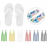 Chinelos confortáveis com sola em EVA e tira em PVC. A sola é totalmente personalizável em sublimação. Tamanhos disponíveis: G/GG (40 ao 43). Fornecidos num saco (montados em caso de personalização e desmontados em caso de não personalização). G/GG