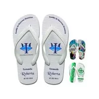 Chinelo Formatura. PESO: Variável DIMENSÕES: Variável COR: Branco MATÉRIA PRIMA: Borracha GRADE DE TAMANHOS: Variável TIPO DE GRAVAÇÃO: Sublimação em UV