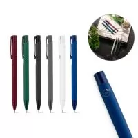 Esferográfica em alumínio 100% reciclado, com acabamento em borracha. Escrita em azul at&eacute, 1.5 km. ø10 x 136 mm