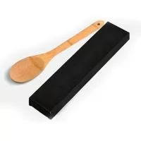 Colher em bambu personalizada é um produto ecológico de alta resistência e 30% mais leve do que as madeiras de lei. Ela é ideal para ser utilizada em panelas antiaderentes e certamente será de grande utilidade no dia a dia de seus clientes e colaboradores. Personalize com sua marca gravada a laser e compre a partir de 10 unidades.