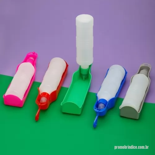 Comedouro para animais personalizado - Garrafa bebedouro para pet feita em plástico com capacidade de 420ml. Tampa rosqueável com bico antivazamento, basta pressionar a garrafa para a vazão da água através da tigela. Acompanha gancho de transporte.