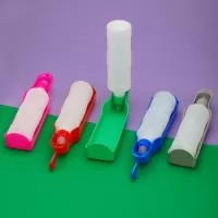 Garrafa bebedouro para pet feita em plástico com capacidade de 420ml. Tampa rosqueável com bico antivazamento, basta pressionar a garrafa para a vazão da água através da tigela. Acompanha gancho de transporte.