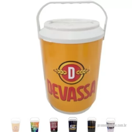 Cooler personalizado - Produzido em: PP / Polipropileno de cor branca e preta com parede dupla + isopor; diversas Capacidades Volume interno: 6 litros Peso: 0,790 kg Dimensões Externas:  31 cm de altura X 22 cm de diâmetro; Dimensões Internas: 24,5 cm de altura X 19 cm de diâmetro; Transporte: Por alça rígida articulável injetada na cor padrão branca e preta; Tampa: Movél fixada por encaixe nas cores padrão branca e preta; Isolamento interno: Entre paredes com chapa de isopor prensado; Formato externo do corpo: Levemente cônico sendo mais estreito na parte inferior Personalização: Adesivo com impressão digital (traço ou cromia) de alta resolução em 360° Adesivos: Dois adesivos ( com imagens iguais ou diferentes) aplicados ao redor do corpo, com sobreposição de proximadamente de 1 cm nas duas laterais