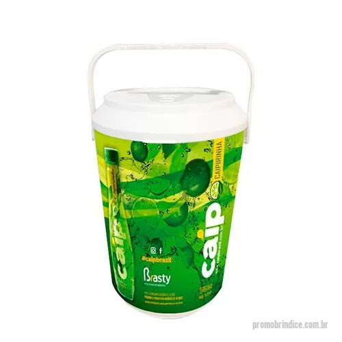 Cooler personalizado - Cooler personalizado, sua empresa será sempre lembrada em momentos de lazer de seus clientes e colaboradores. Bolsa térmica personalizada é ideal para manter a temperatura de suas bebidas. Prática para levar ao parque, praia ou viagens. O cooler isotérmico possui capacidade para 8 latas, podendo armazenar 5,5 litros. Ótimo presente que divulgará a marca da sua empresa por muito tempo. Personalize com sua marca gravada em impressão digital no adesivo e compre a partir de 50 unidades.