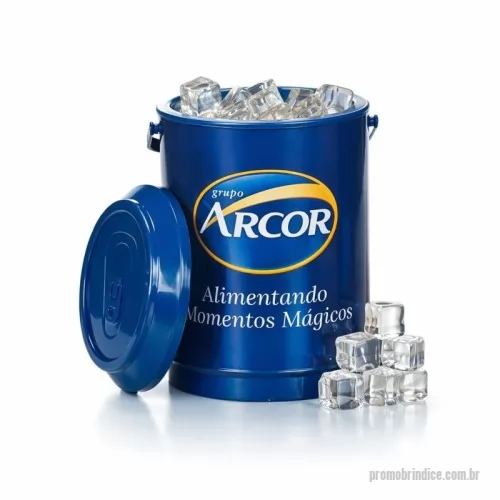 Cooler personalizado - Cooler promocional com capacidade para 08 latas, com alça fixa e isolante térmico. Disponível em várias cores. Gravação da logomarca através de adesivo com impressão digital já inclusa.