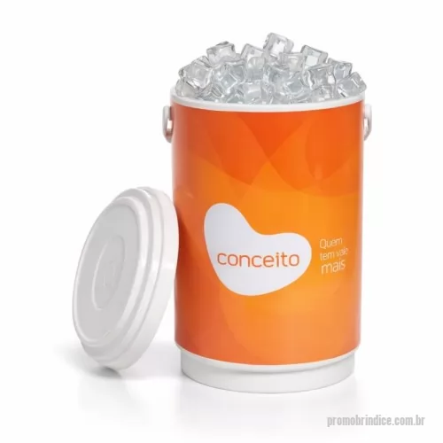 Cooler personalizado - Cooler promocional com capacidade para 08 latas, com alça fixa e isolante térmico. Disponível em várias cores. Gravação da logomarca através de adesivo com impressão digital já inclusa.