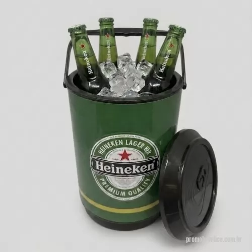 Cooler personalizado - Destaque sua marca de forma útil e memorável. O Cooler Térmico para 8 Latas é o brinde corporativo ideal para eventos, campanhas promocionais, ações de relacionamento e confraternizações. Compacto, resistente e prático, mantém bebidas geladas por mais tempo enquanto fortalece a visibilidade da sua empresa em momentos de lazer e descontração.  Capacidade para até 8 latas - Excelente área para personalização da marca - Ideal para brindes corporativos e promocionais - Prático, leve e fácil de transportar.