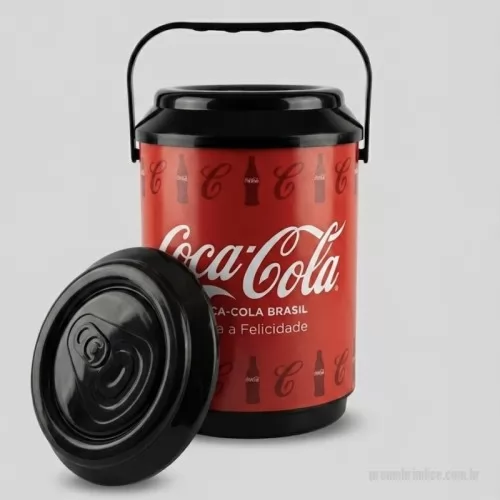 Cooler personalizado - Destaque sua empresa com um brinde útil, moderno e de grande impacto visual. O Cooler Térmico para 10 Latas é ideal para ações promocionais, eventos corporativos, convenções, campanhas de relacionamento e presentes de fim de ano. Com excelente capacidade de armazenamento, ele mantém bebidas geladas por mais tempo e oferece uma ampla área para personalização, garantindo que sua marca esteja presente nos momentos de lazer, confraternização e descontração dos seus clientes, colaboradores e parceiros. - Capacidade para até 10 latas?- Excelente área para personalização da marca?- Ideal para brindes corporativos e ações promocionais?- Prático, resistente e fácil de transportar?-Valoriza sua marca e aumenta sua visibilidade Transforme um simples brinde em uma experiência memorável e fortaleça o relacionamento com quem mais importa para o seu negócio.